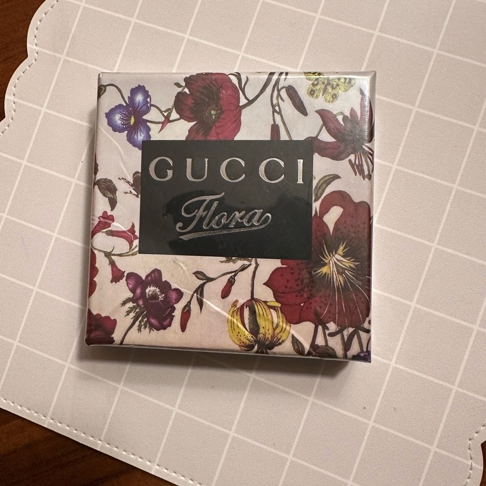 Gucci Flora Floral Mirror Silver. NIB Sealed